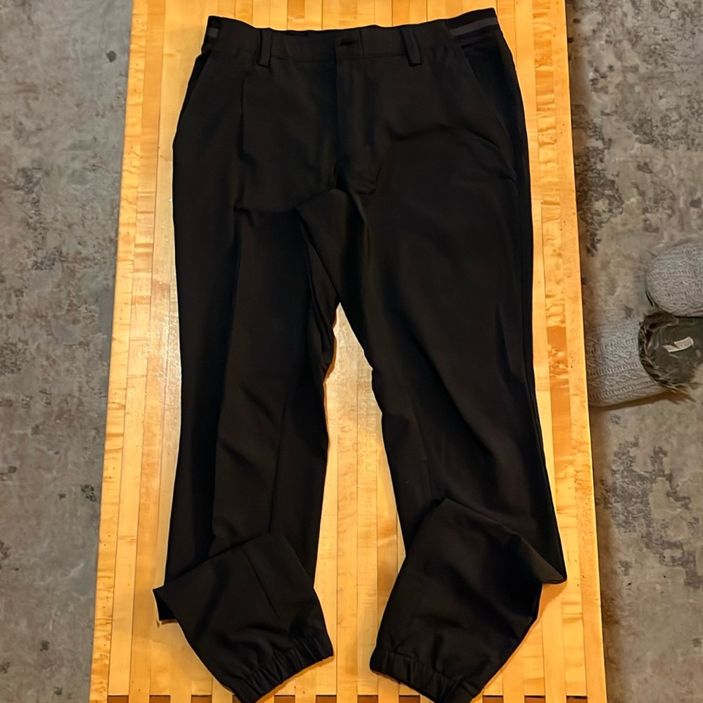 Under Armour jogger style golf pants - worn, good condition. 32x32